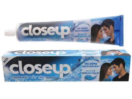 Kem đánh răng Closeup tinh thể băng tuyết 230g + BCĐR lông tơ